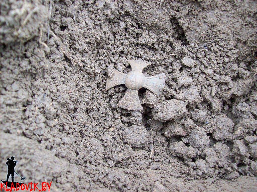 Поиск монет в грязи