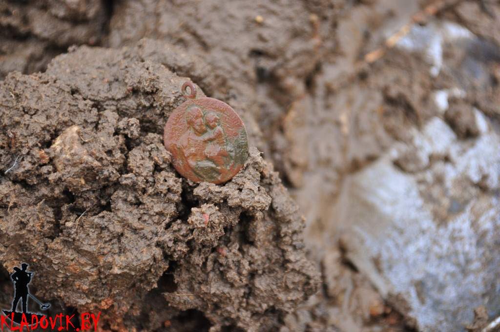 Поиск монет в грязи